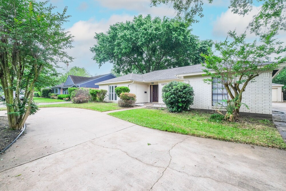 The Locals in SW Houston, Sleeps 9, Work-cation, King Bd, Pet, High Speed Wifi