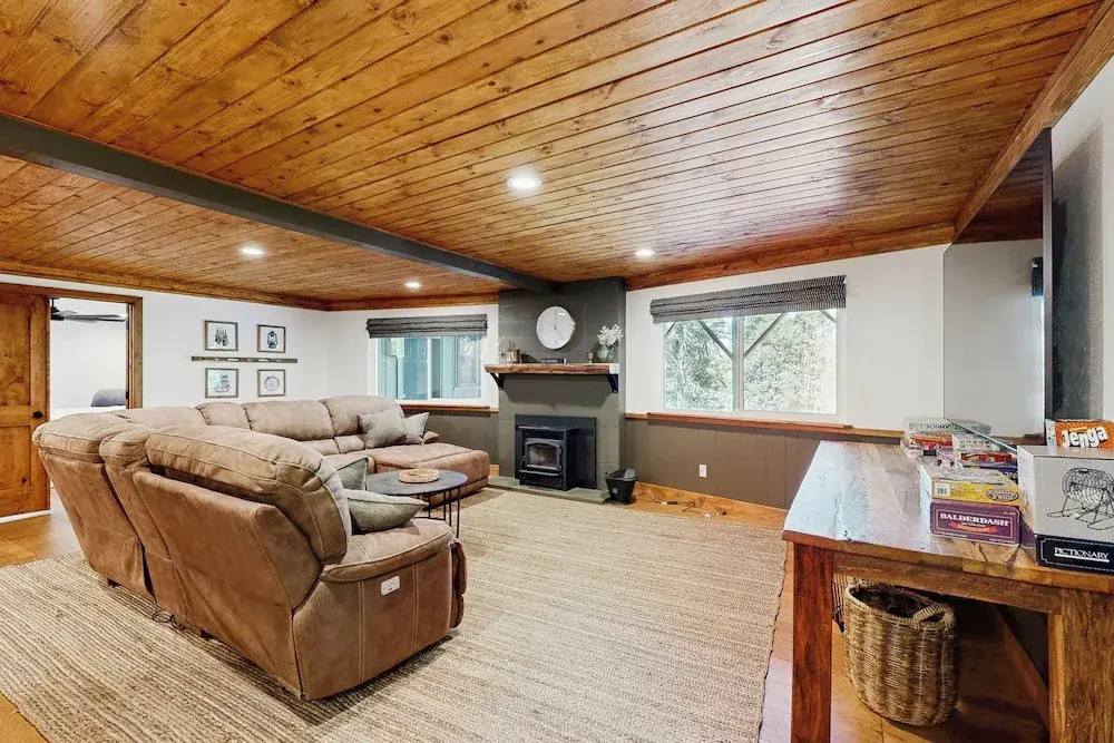 4BR Home w/ Spa, Bar, Home Gym, Decks, Near Lake