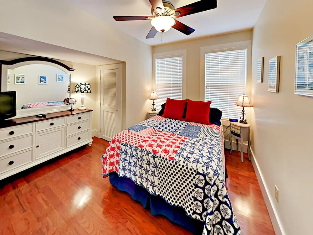 Downtown Boothbay Harbor Apartment by RedAwning