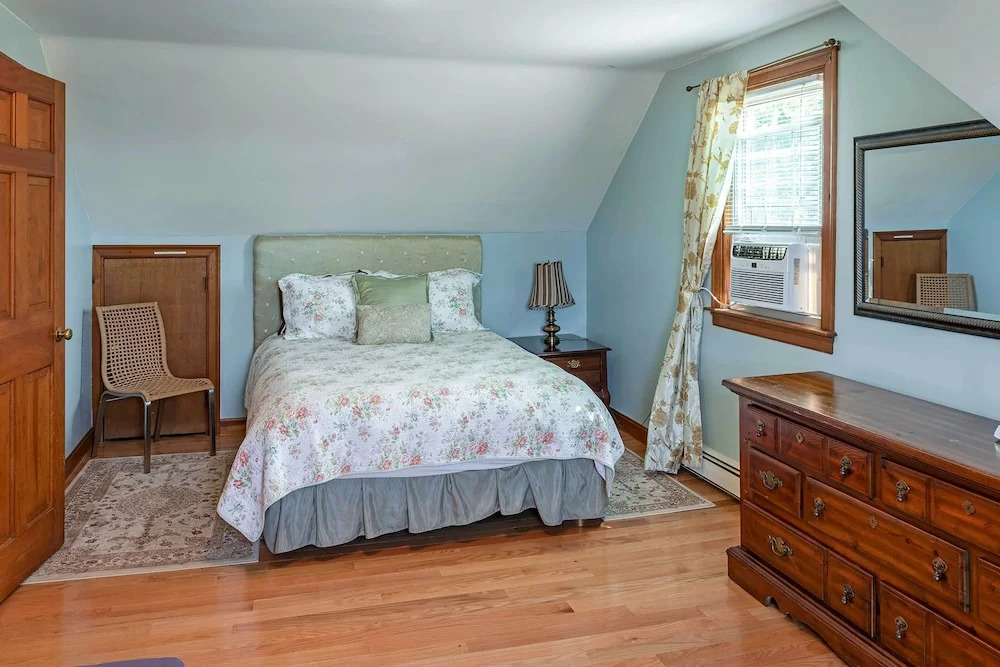Walk to Beach & Main St: Dog-friendly Cape Cod Gem