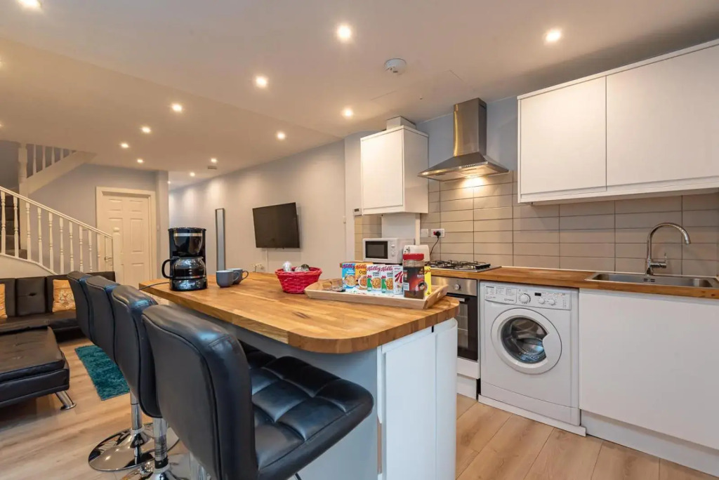 Stylish & Modern 3 Bedroom Reading House with Free WiFi, Netflix, Amazon, Disney, Apple TV By JDF Property