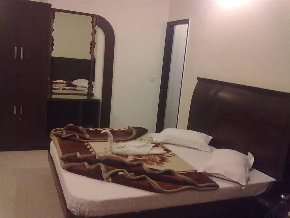 Le ALFANSO BY AZAD RAM Main Road