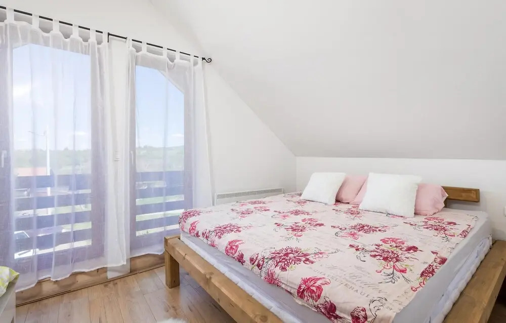 Awesome Caravan in Slunj with Hot Tub, WiFi & 2 Bedrooms