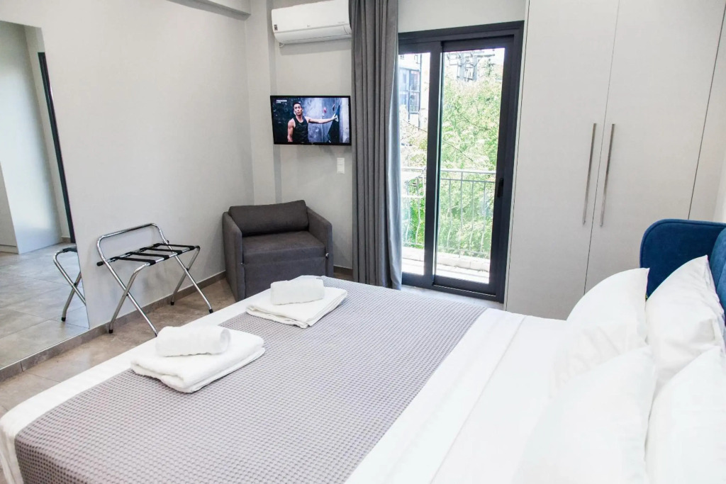 F Spacious Brand New Studio Ideal for 3 F