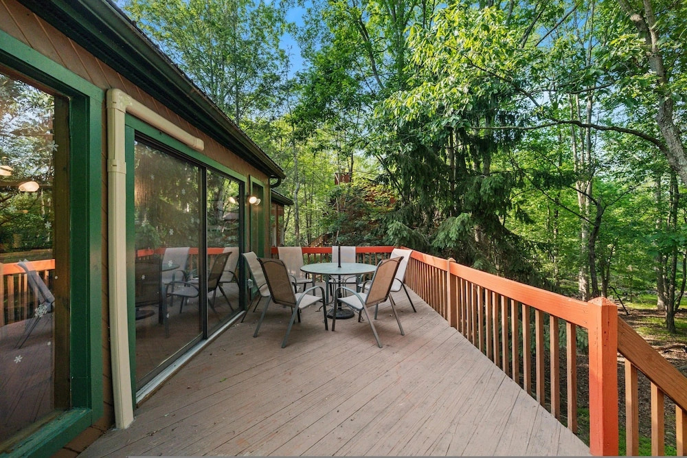 Lakefront Escape w Hot Tub Sauna Game Room