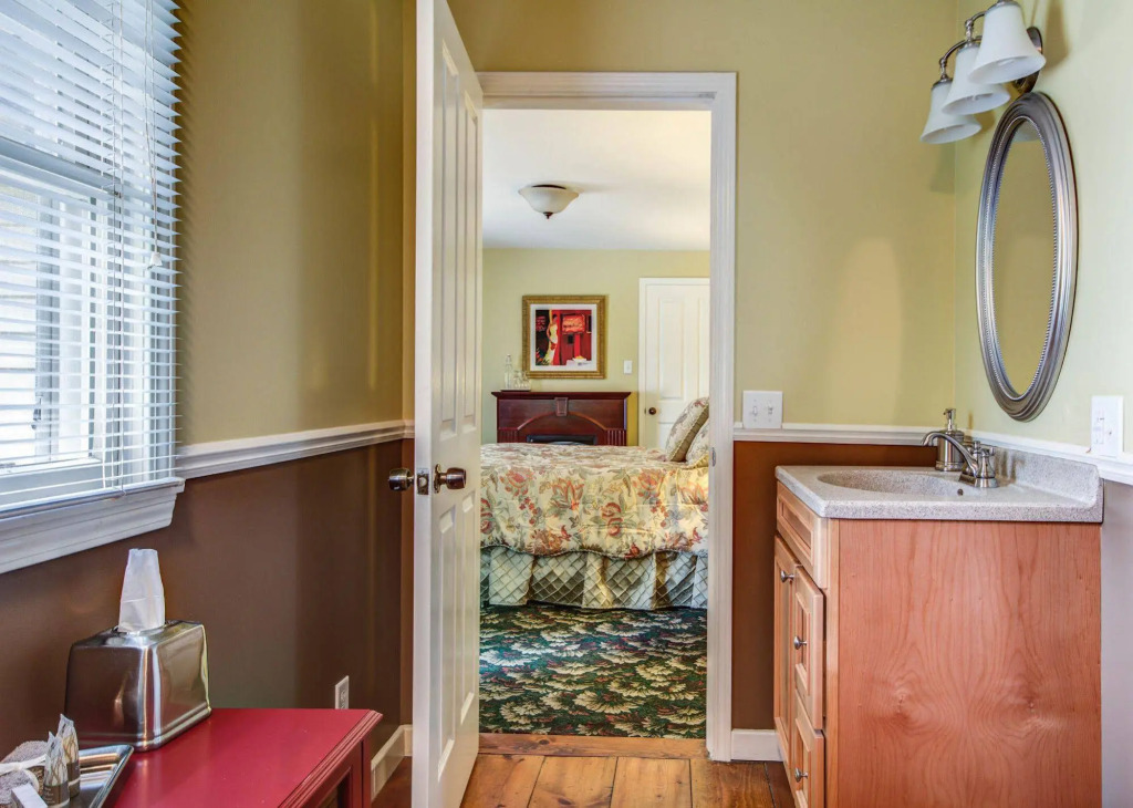 Twin Oaks Inn