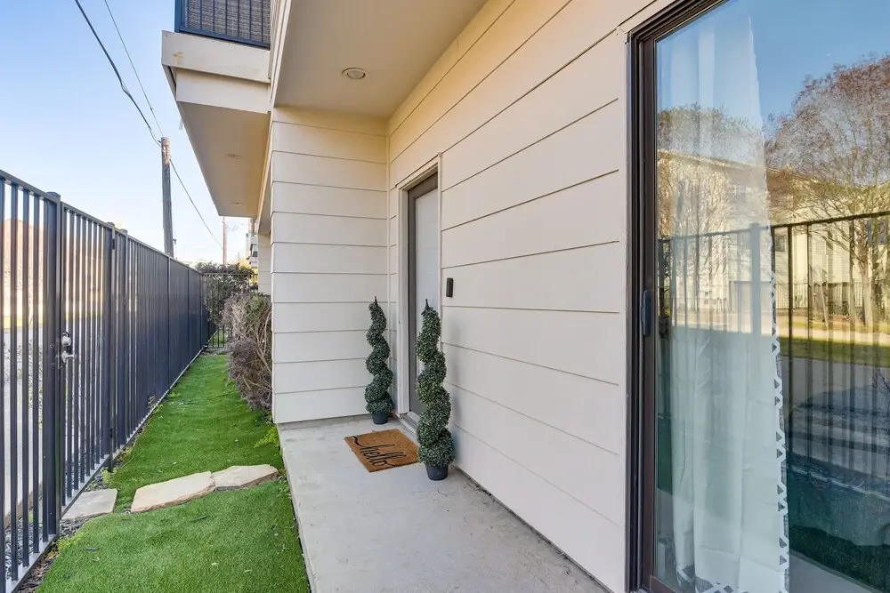 Pet-friendly Houston Townhome: 2 Mi to Downtown