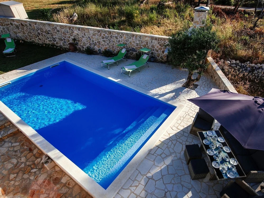 Luxurious Villa Near Vir With Swimming Pool
