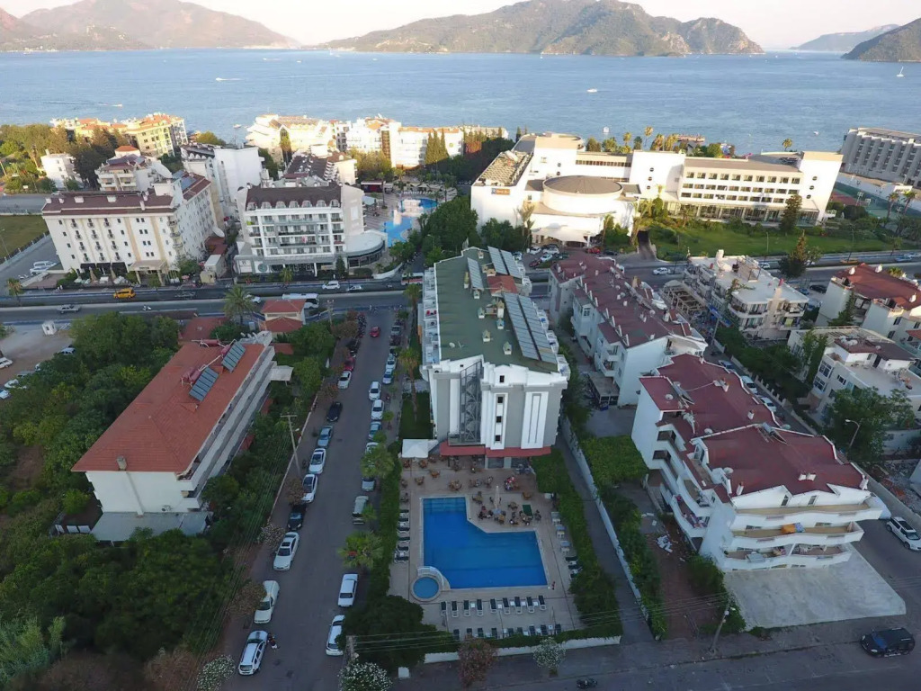 Aryes Deluxe Hotel