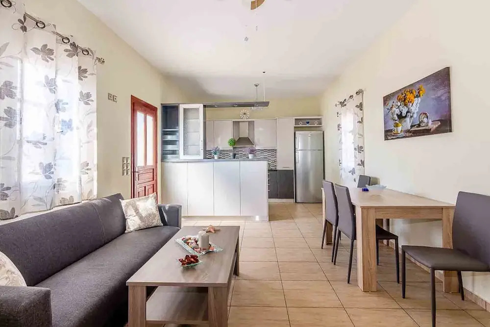 Spacious 2 Bedroom House with Fantastic Yard