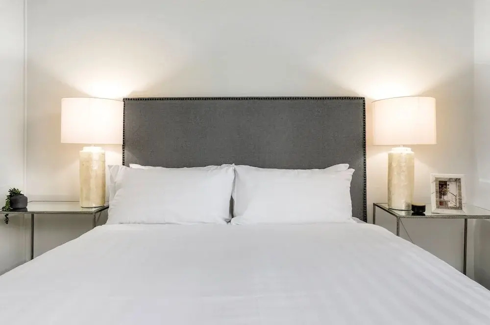 Modern 2-bed Ivanhoe Unit With Parking