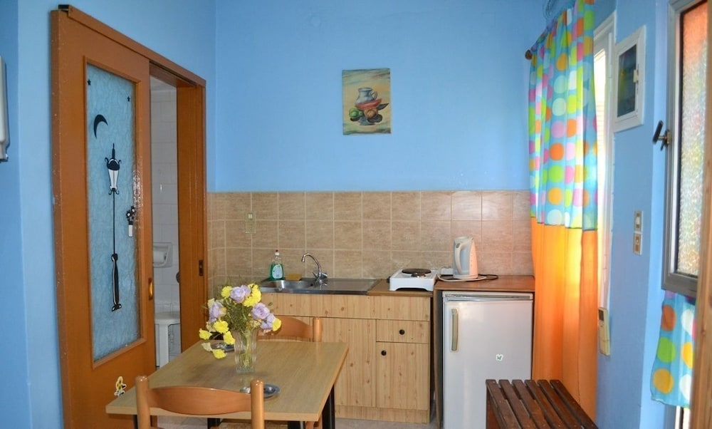 HERMOUPOLI ROOMS