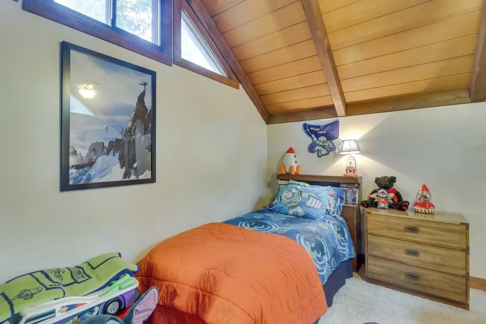 Wintergreen Home w/ Hot Tub, Deck & Mountain Views