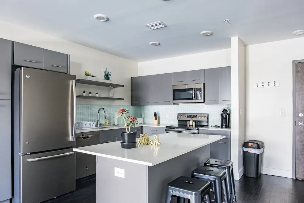 Centrally Located 1 BR and 2 BR Apts with Balcony by Frontdesk