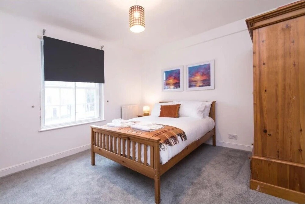 Modern Spacious 4 Bed House with WiFi