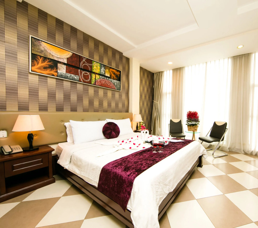 Quy Hung Hotel And Spa Central