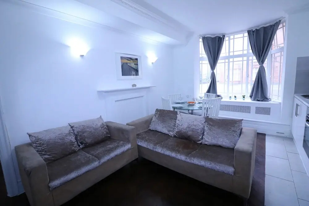 Lovely & Spacious 2 Bedroom APR Queensway