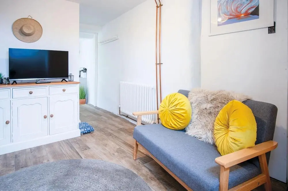 Yellow Cottage - 2 Bedroom Cottage - Dale