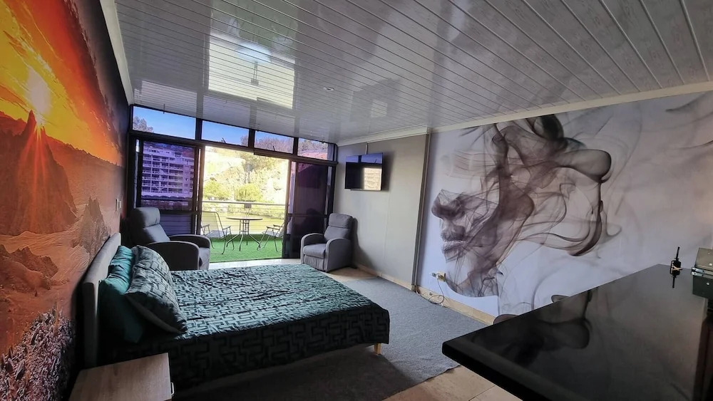 Waterfront Deco Apartment 2 Sleeper Lake Views