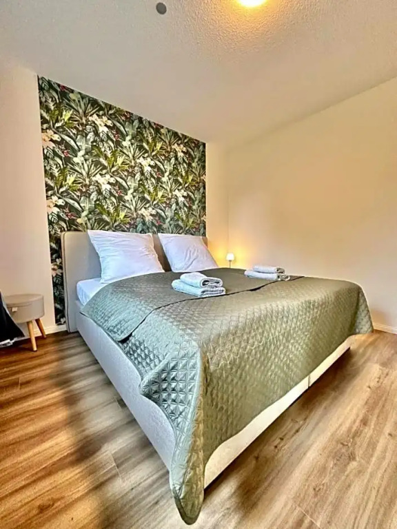 Großes City-Ferienhaus mit Terrasse, Grill und Parkplatz F19