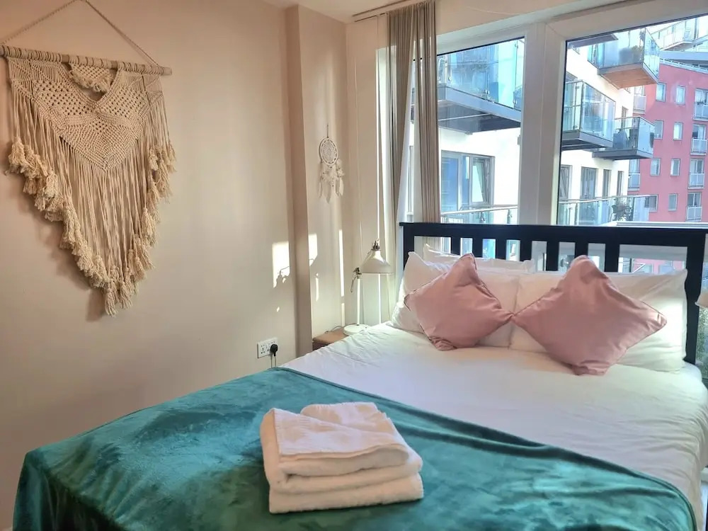 2-bed 2-bath Greenwich Apartment with balcony & lift