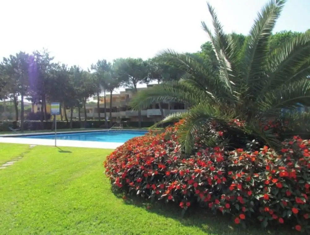 Flat With Terrace Overlooking the Pool