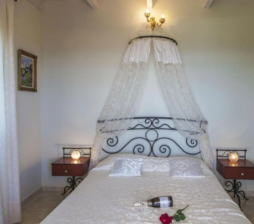 Monambeles Villas 2-bedroom Spa Bath Villa Cleo