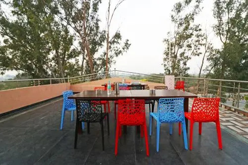 OYO 27763 Tr Hotel