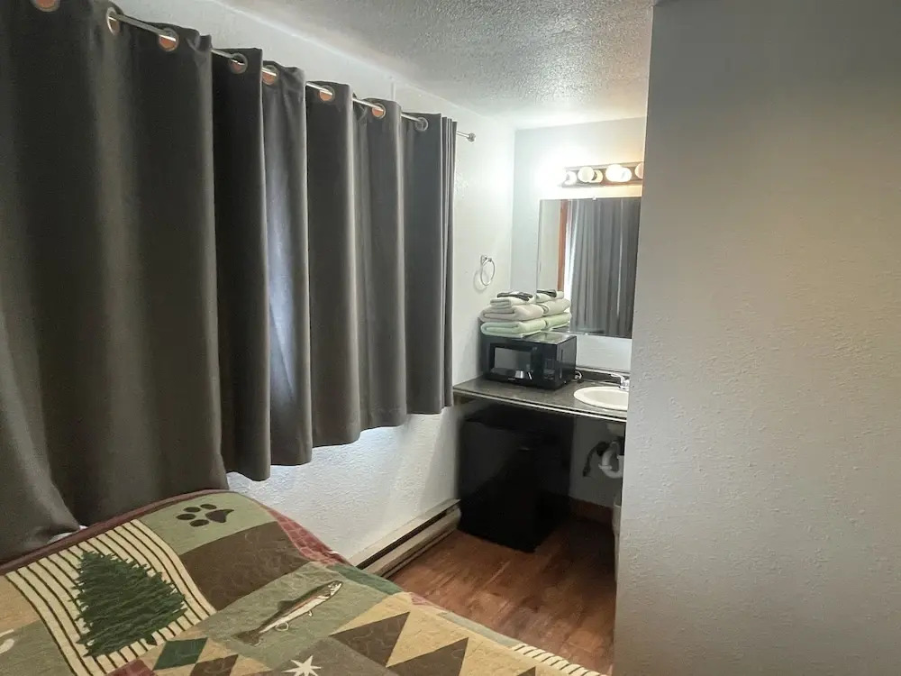 Brown Bear Saloon & Motel