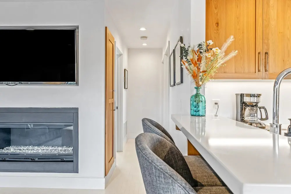 Your Dream Seaside Vacation! Charming 2 BDR Home