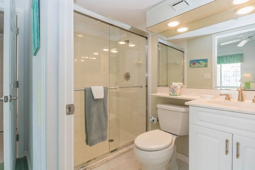 OC104 - Ocean Condo by RedAwning