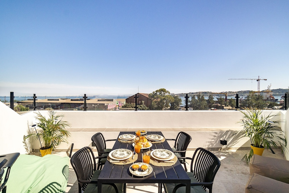 Brand new luxury apartment riverside