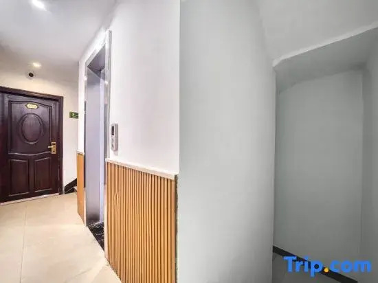 West Bridge Business Hotel (Yuetu Square Guangfeng Middle School)
