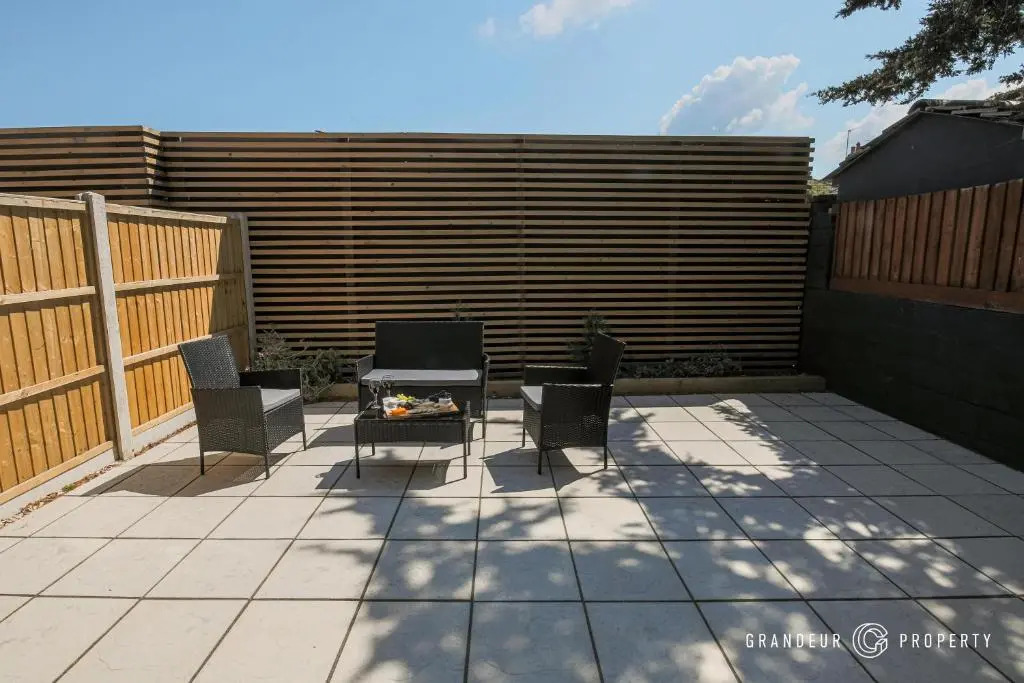 Beautifully Modern 3 bed House, Parking, Poole