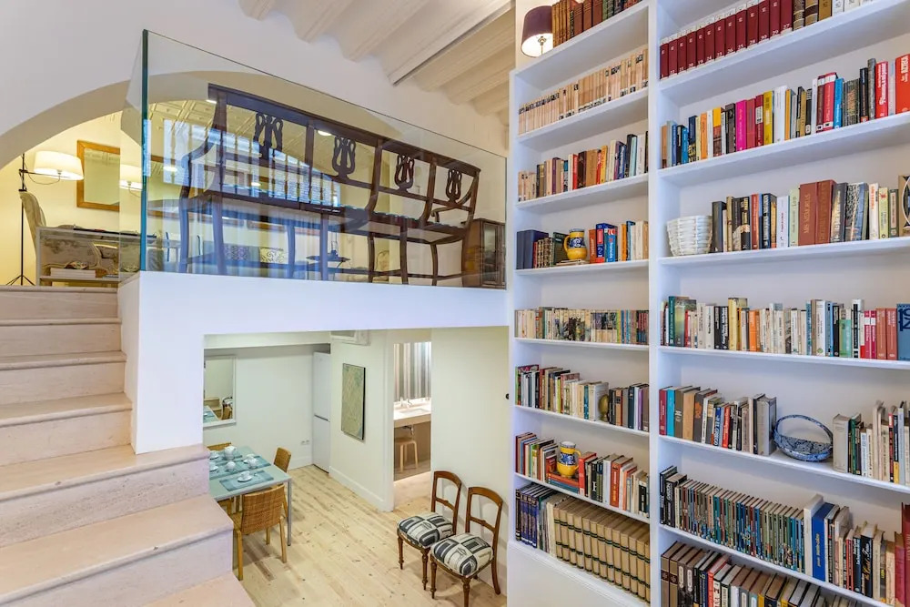 Modern Apartment 2 Bd & 2 Bth Near the Cathedral Catedral V