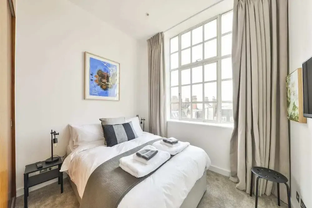 Stunning 3 Bed Apartment With Parquet Wooden Flooring in Baker Street