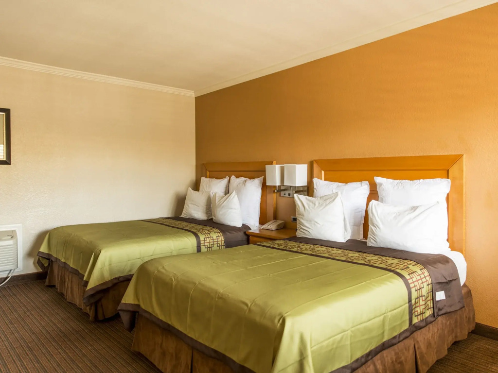 Anaheim Islander Inn and suites near Park and Convention center