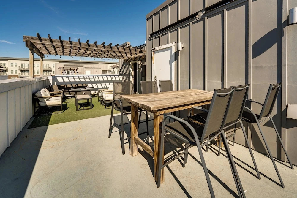 Work & Play! Gem w/ Fire Pit, 3 Mi to Dtwn Dallas