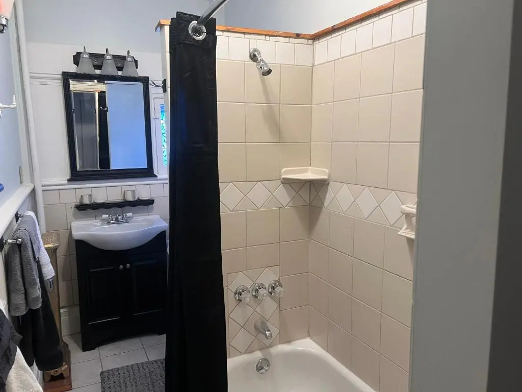 1 Br Private Victorian Apt in Convenient City Location on Half Acre Sleeps 4