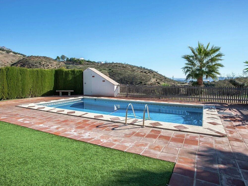 Spacious Cottage with Pool