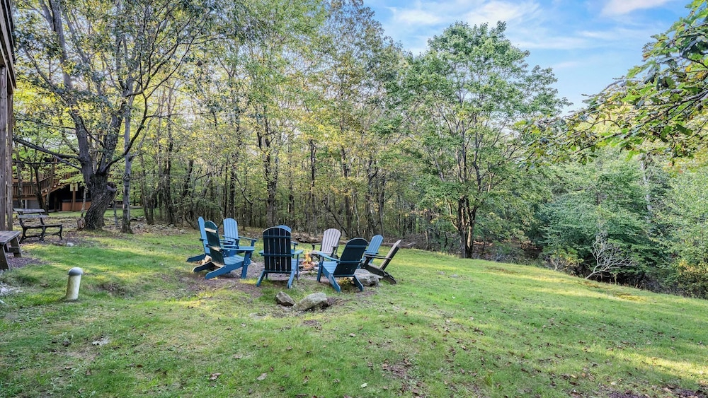 Sky View Chalet by Avantstay Stunning Interior, Spacious Deck, Hot Tub, & View