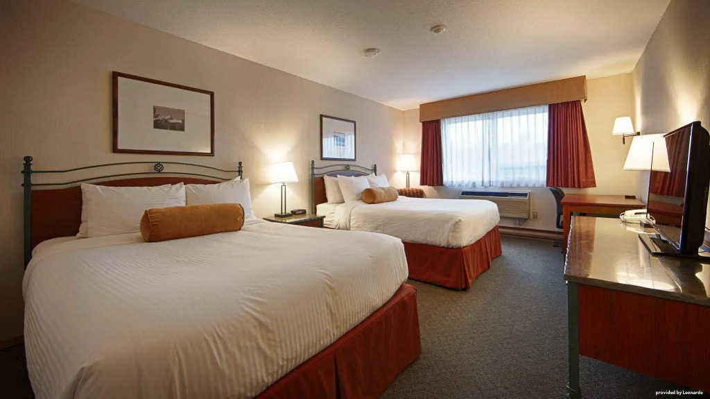 Invermere Inn & Suites