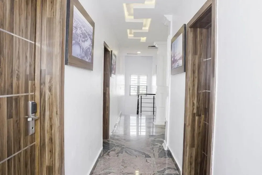 Momak 8 Hotel Adenuga House