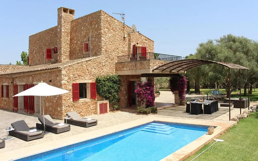 Lovely 4-Bed House close to Campos and beaches