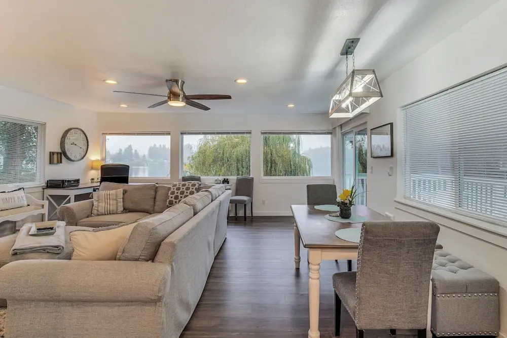 'lakehouse Living' Waterfront Retreat Near Tacoma