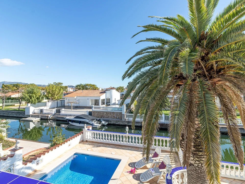 Holiday Home on a Canal With Private Swimming Pool and Mooring