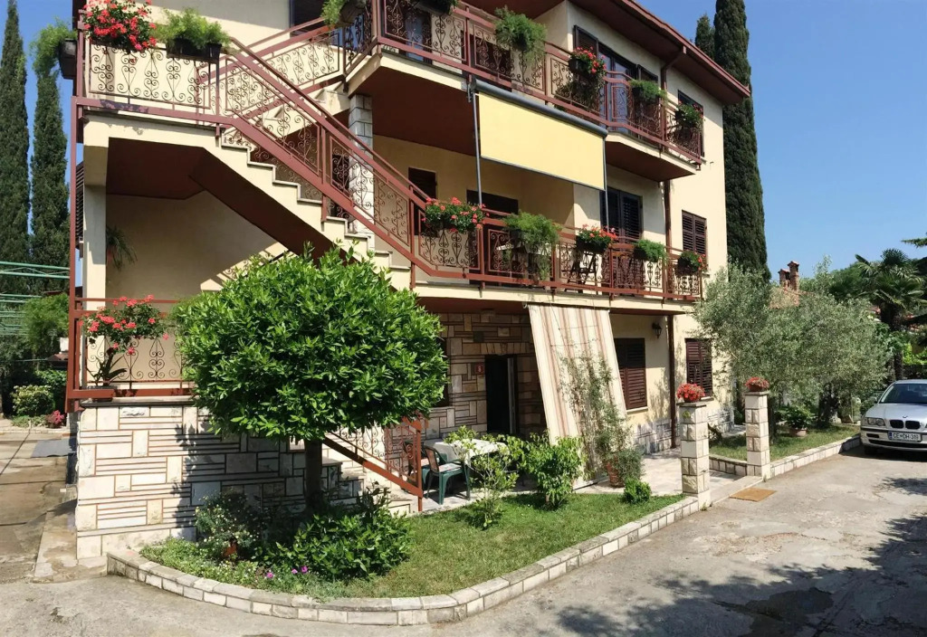 Rooms and apartment Ana