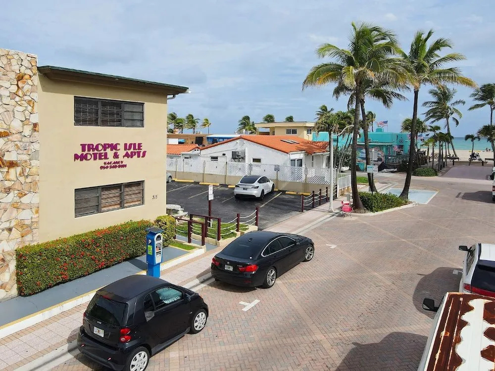 Tropic Isle Hotel & Apartment