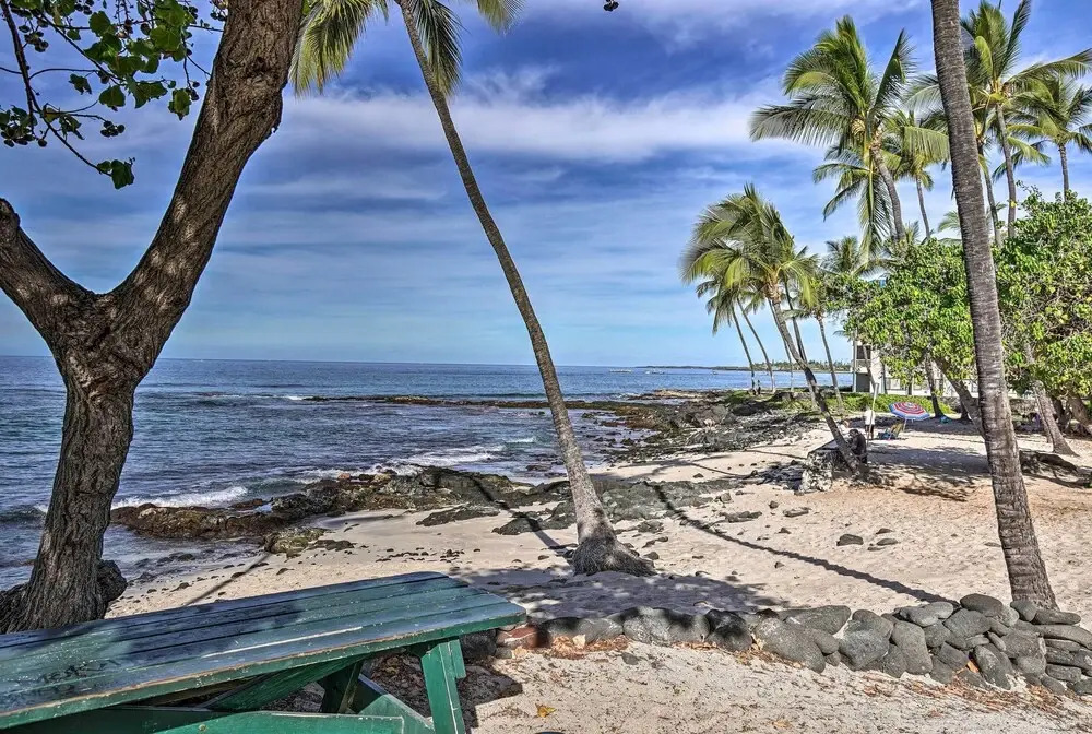 Oceanfront Kona Home w/ Beach Access & Views