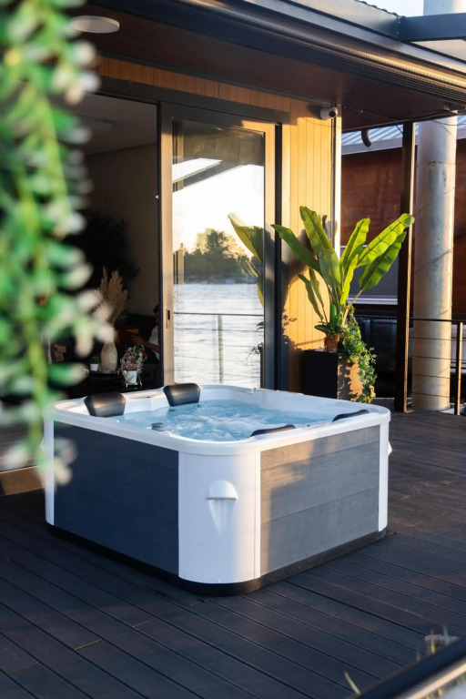 ADA MOMENT Splav- kuca na reci Beograd- Floating House on SAVA RIVER ,Belgrade